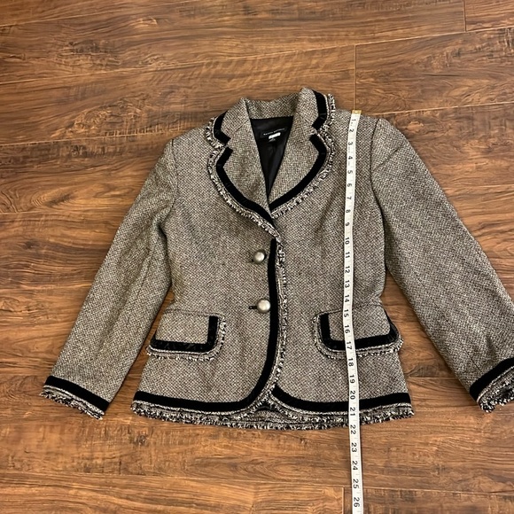 Banana Republic Fully Lined Wool Blazer with Faux Pockets with Trim, Sz. 4. - Picture 12 of 14